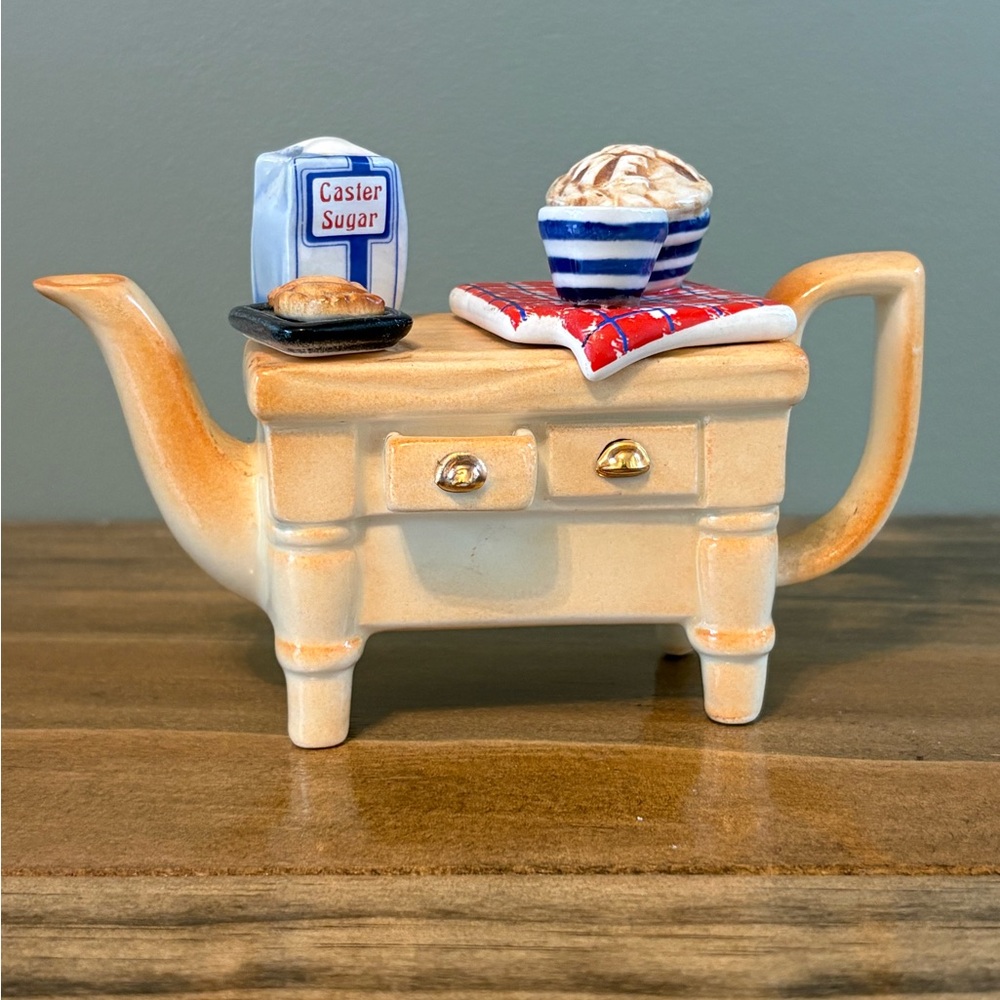 CARDEW DESIGN BAKING DAY TEAPOT MADE IN ENGLAND